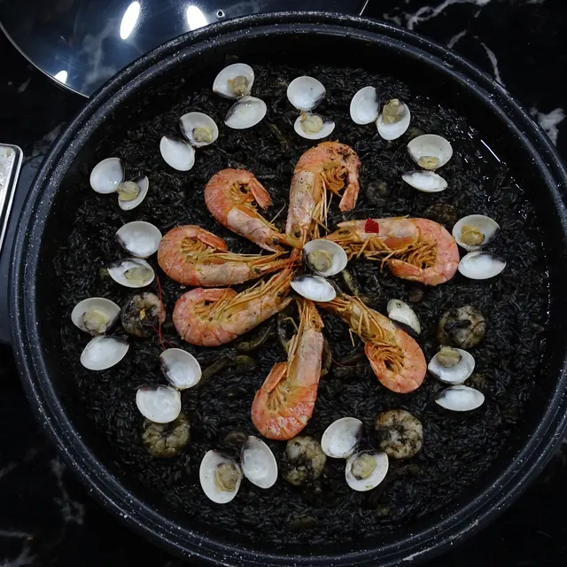 Paella met zwarte rijst